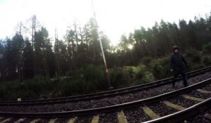 CHOC : Il saute les rails avant le passage du train