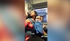 Ces passagers de première classe veulent virer une maman et son bébé...