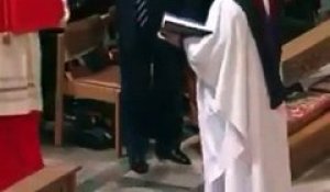 Une vidéo de Trump semblant refuser de serrer la main d'un prêtre noir fait polémique