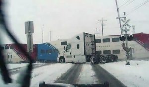 Une remorque de FedEx pulvérisée par un train !