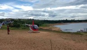 Le crash spectaculaire d'un hélicoptère de tourisme dans un fleuve