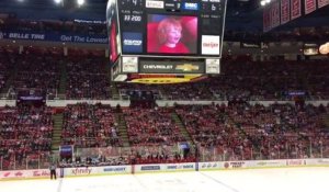 Ce bébé passe sur l'écran géant d'un match de Hockey