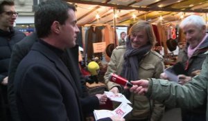 Manuel Valls distribue des tracts pour la primaire de la gauche