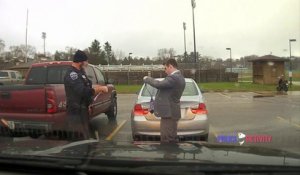 Ce policier arrete un étudiant et lui fait son noeud de cravate... Oui oui!!!!