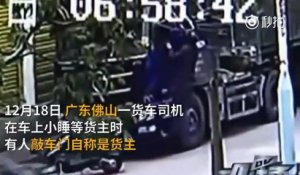 Un voleur de téléphone en scooter se fait rattraper par sa victime !