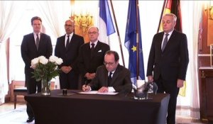 Attentat de Berlin: Hollande a signé le registre de condoléances