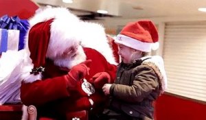 Le Père Noel utilise le langage des signes pour demander ce que veut cette fille