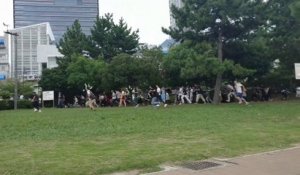Complètement fous de Pokemon Go à Tokyo