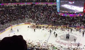 Ils ont lancé 20 000 peluches pendant un match de Hockey mais quand vous saurez pourquoi !