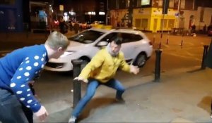 Dans les rues de Dublin deux hommes imitent un combat de Conor McGregor lorsque celui-ci arrive !