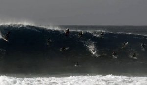 Surf - Pipeline - des vagues de fou à Noël sur le spot de Pipeline, à Hawaii