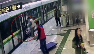 Un papa inconscient se sert de sa poussette pour bloquer les portes du métro