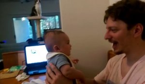 Il dit à son bébé de 3 mois qu'il l'aime et sa réaction n'aurait pas pu être plus surprenante!