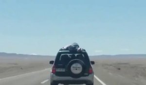Ivre il dort sur le toît d'une voiture roulant dans le désert d'Atacama