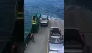 Une voiture tombe d'un ferry