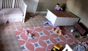 Un enfant de 2 ans sauve son frère jumeaux coincé sous une armoire