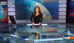 Contre son gré, cette miss météo italienne en dévoile trop en direct...