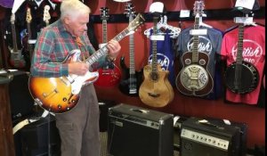 Ce vieil homme en train d’essayer une guitare dans le magasin va vous étonner