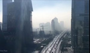 Un timelapse choquant filmé à Pékin montre une énorme vague de pollution envahir la ville