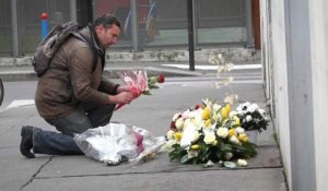 Lecteurs, policiers et artiste de rue... Les hommages émouvants devant l'ancien siège de Charlie Hebdo