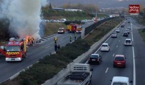 Grenoble : la voiture prend feu sur la rocade sud...