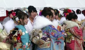 Japon: des jeunes filles célèbrent leur passage à la majorité
