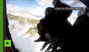 Un hélitreuillage périlleux sur une île grecque paralysée sous 2 mètres de… neige