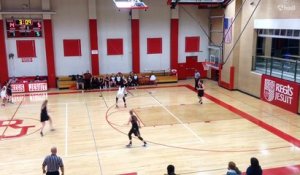 Cette basketteuse de 15 ans met un dunk incroyable en plein match