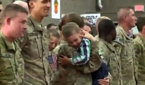 Cet enfant enfreint involontairement le protocole militaire pour faire un geste touchant !