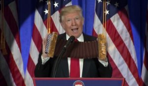 Donald Trump joue de l'accordéon en pleine conférence de presse.