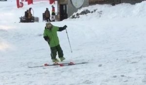Un skieur ivre n'arrive pas à chausser ses skis