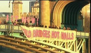 Une banderole anti-Trump déployée ce matin sur le Tower Bridge à Londres