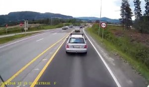 Une Mini Cooper freine devant un camion...