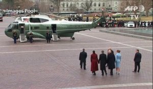 Obama salue la foule après l'investiture de Trump