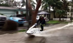 En pleine inondation, il sort son jet-ski dans les rues de Los Angeles