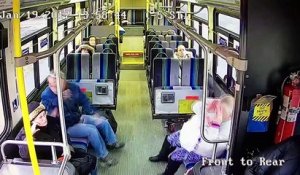 Un pick-up s'encastre dans un bus plein de passagers