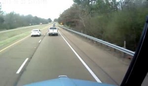 Un conducteur fou envoie 3 voitures hors de l'autoroute ! Road Rage