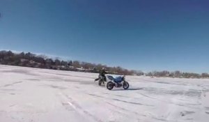Une moto continue d'avancer toute seule sur un lac gelé !