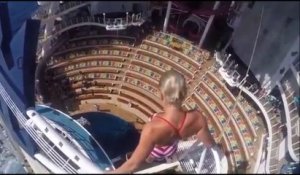 Cette femme plonge du sommet d'un bateau de croisière directement dans la piscine