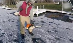 Un poisson se retrouve gelé à l’extérieur de l'eau... Comment c'est possible