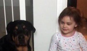 Petit duo entre un chien et une fillette - Concours de hurlement