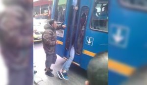 Un voleur se fait coincer entre les portes d'un bus