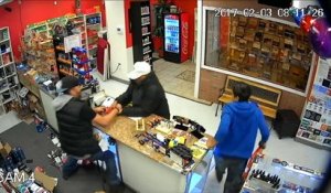 Une famille se bat contre un homme armé qui s’apprêtait à piller leur magasin !
