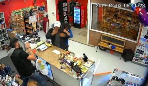 Une famille se bat contre un voleur armé d'un pistolet