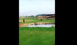 Ce joueur de golf utilise un étang gelé pour réussir un coup génial !