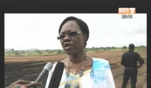 Mme Nialé K., Ministre du logement visite le site de construction des 1ers logements sociaux
