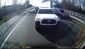 Un camion percute plusieurs voitures sur une autoroute. Accident impressionnant