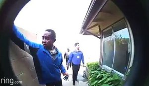 Cet employé de sécurité vole une caméra de porte d'entrée