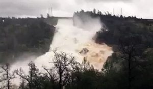 Vidéo impressionnante du barrage d'Oroville qui menace de céder aux États-Unis.