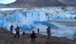Chute d'une énorme paroi d'un glacier devant des touristes ! Réchauffement Climatique